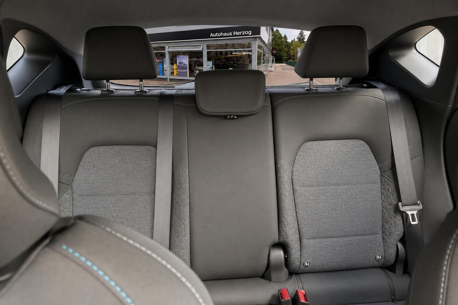 Rücksitze mit Kopfstützen und Sicherheitsgurten im Fahrzeuginnenraum