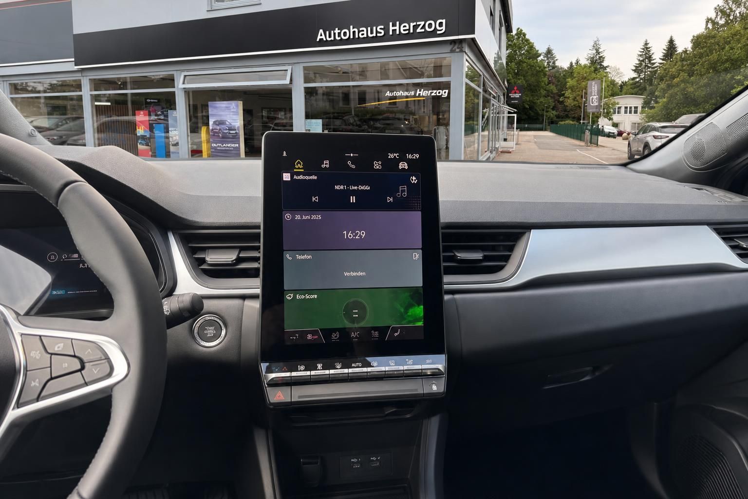 Digitales Cockpit mit Touchscreen-Infotainmentsystem im Fahrzeug