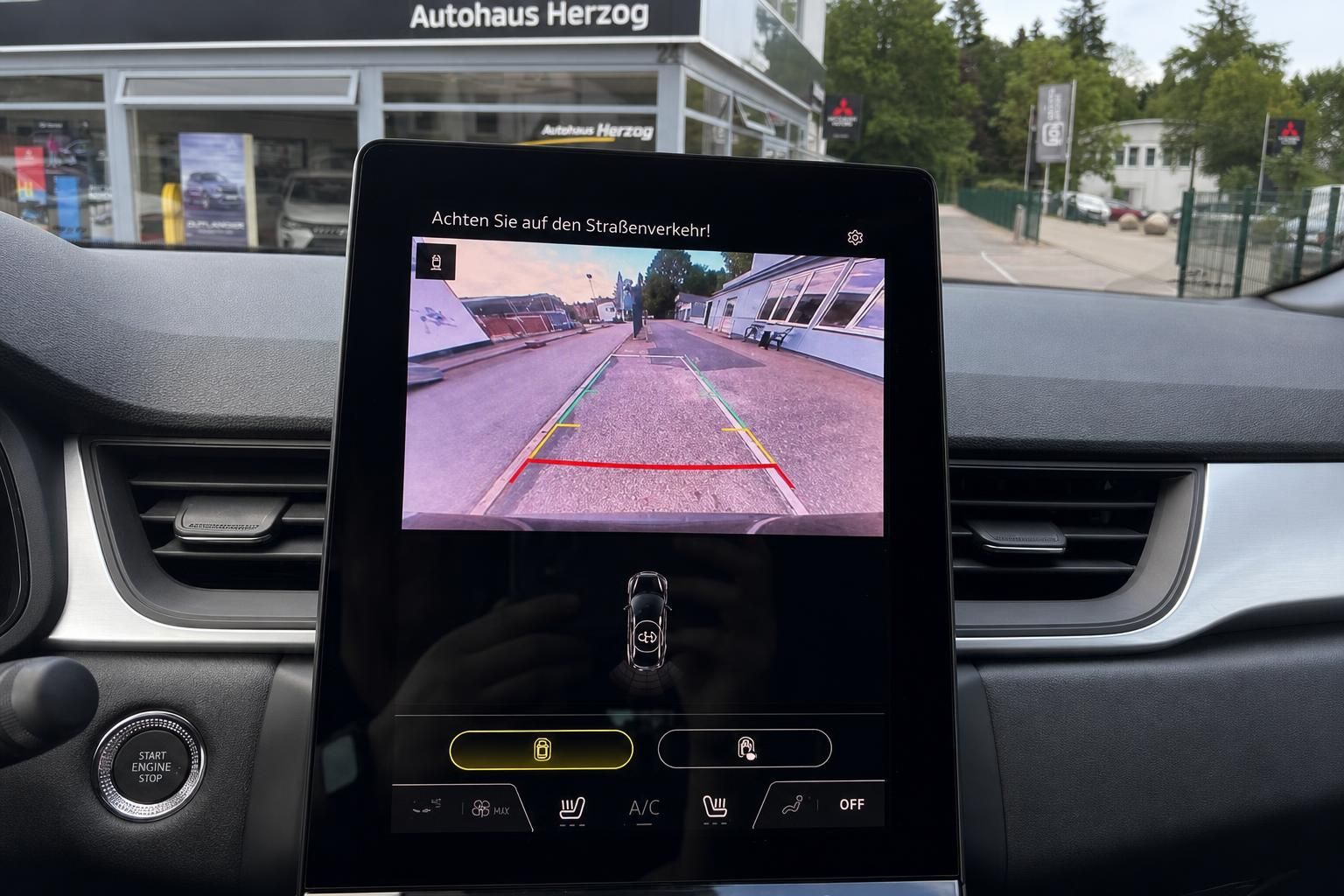 360-Grad-Kamera und Einparkhilfe auf dem Infotainment-Display