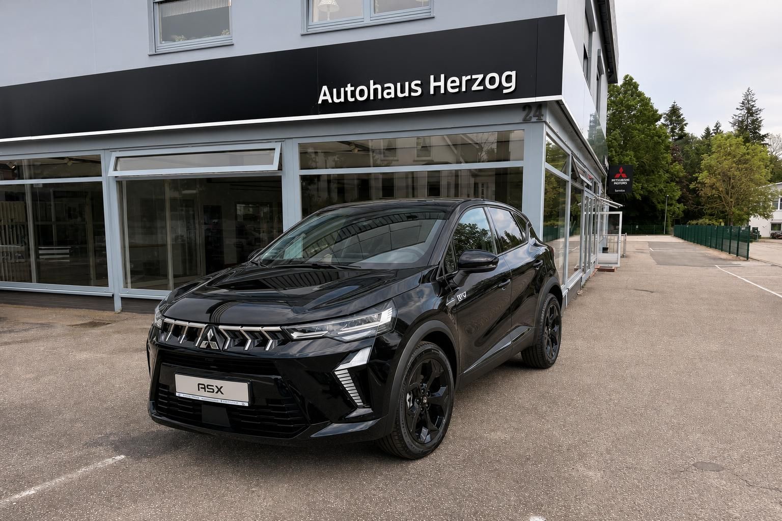 Mitsubishi ASX schwarz, Frontansicht schräg vor Autohaus