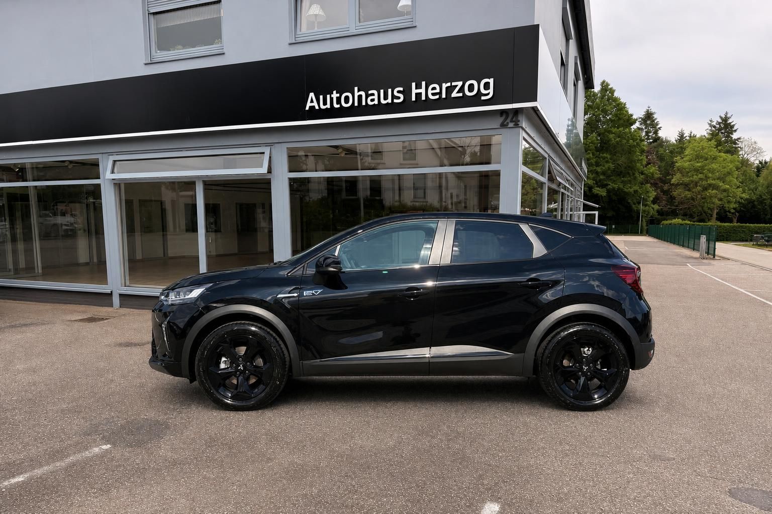 Mitsubishi ASX schwarz, Seitenansicht vor Autohaus Herzog