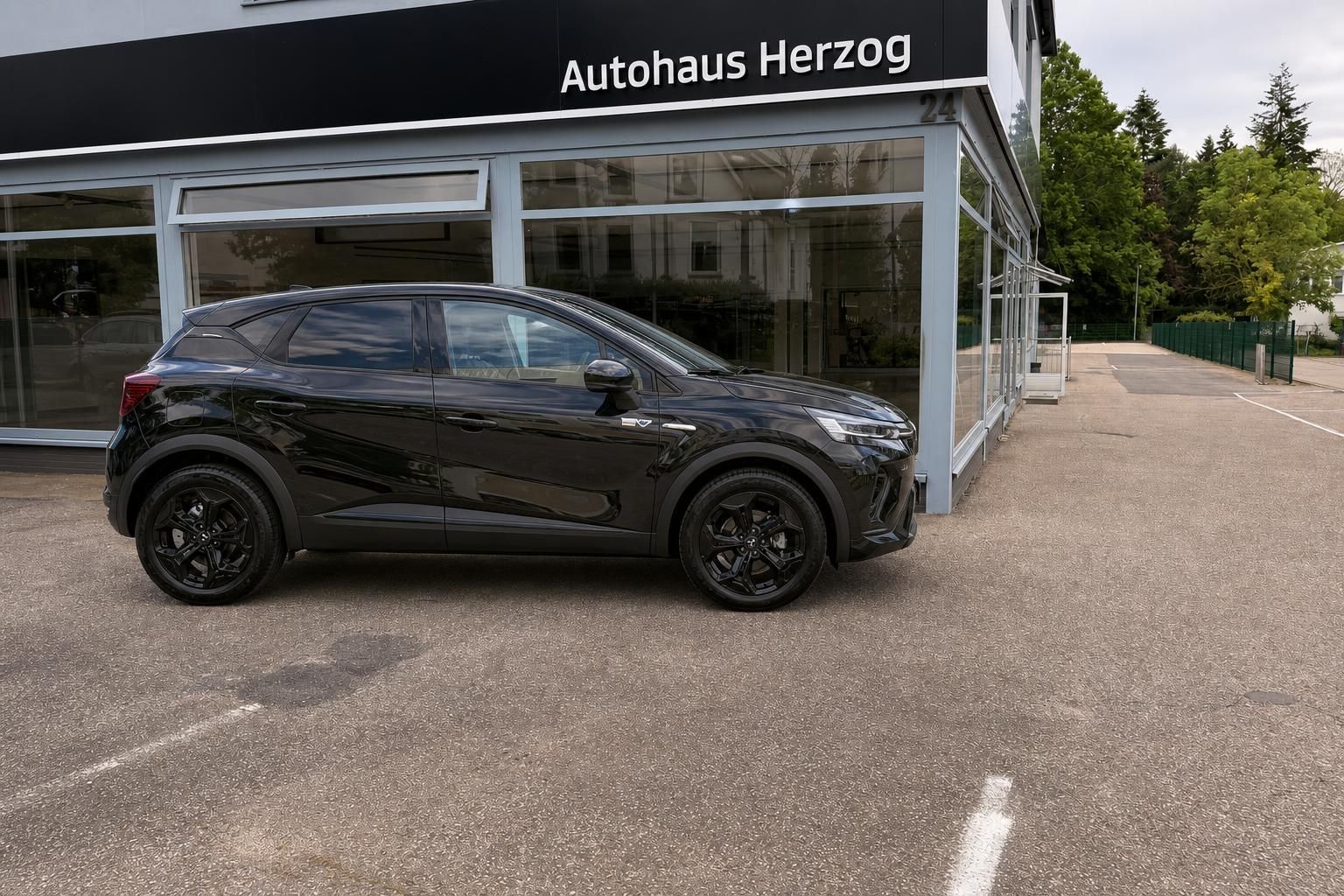 Mitsubishi ASX schwarz Seitenansicht vor Autohaus Herzog