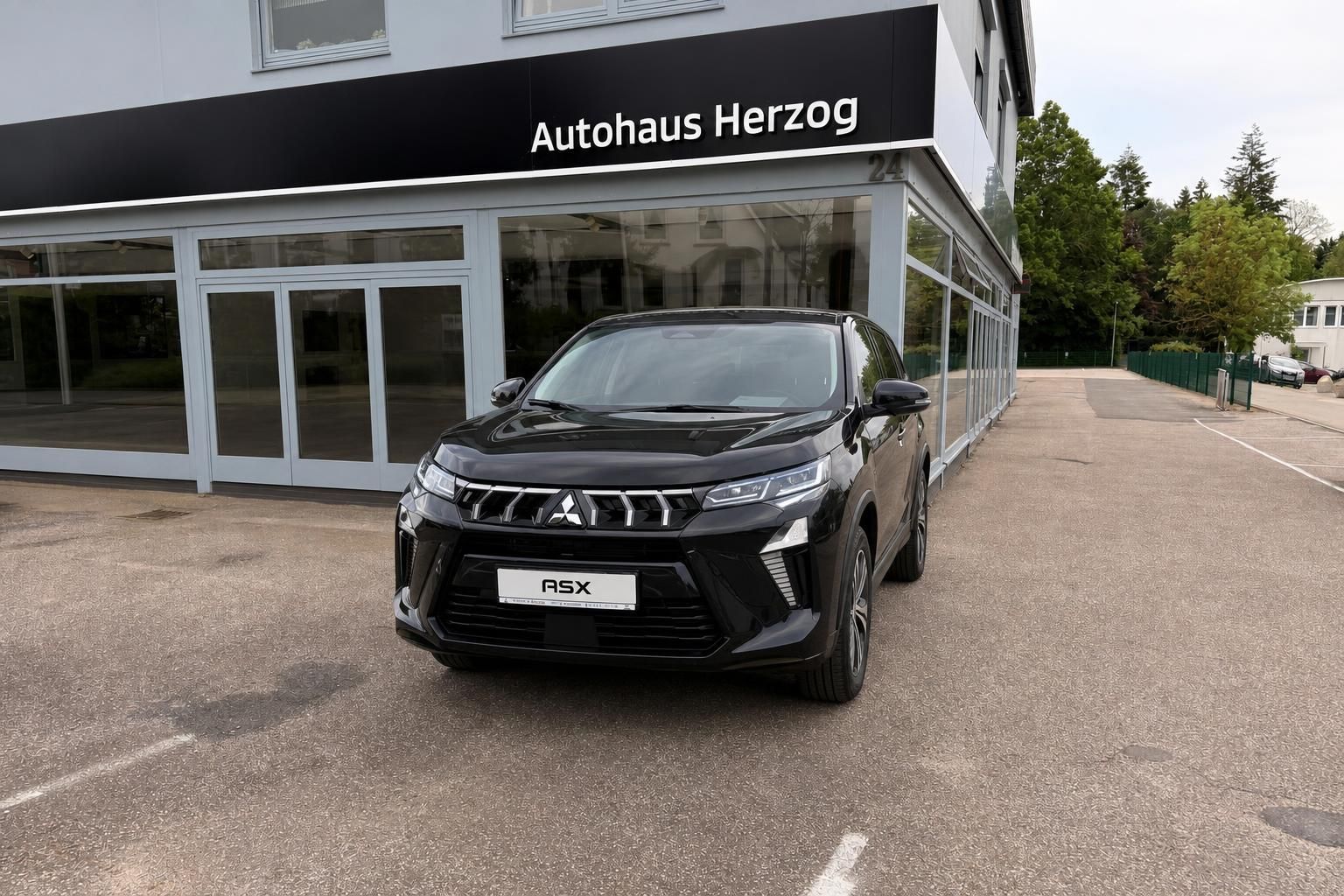 Mitsubishi ASX schwarz Frontansicht vor Autohaus Herzog