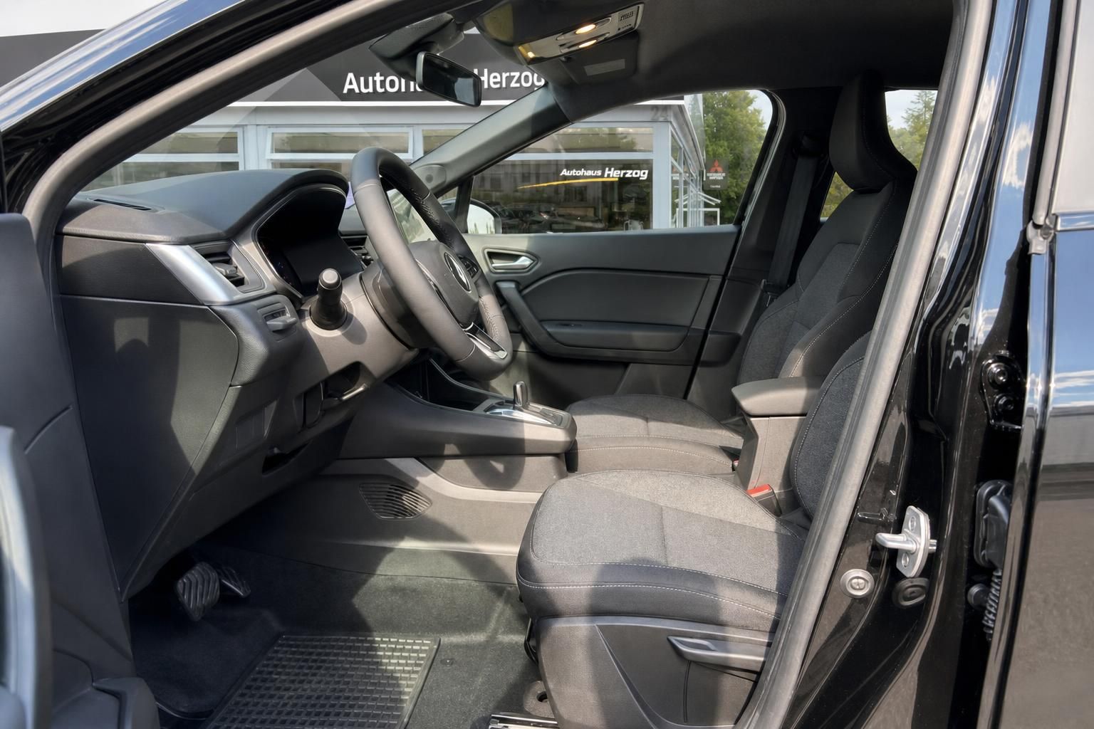 Innenraum Mitsubishi ASX mit Cockpit und Vordersitzen