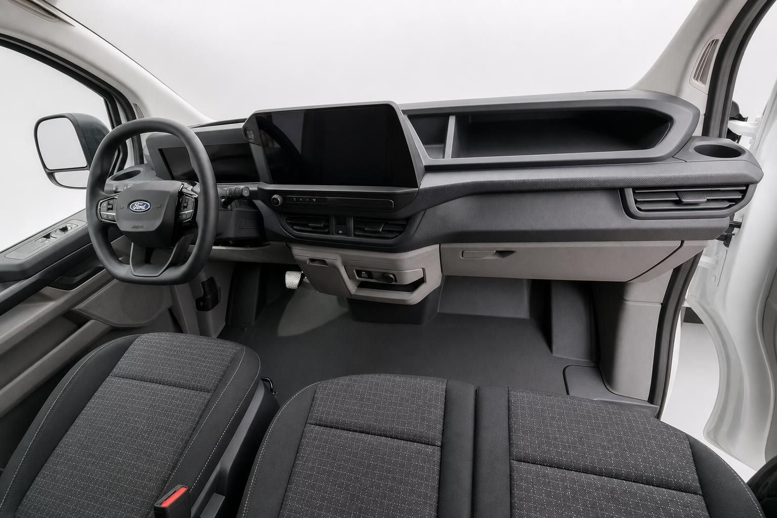 Ford Transit Innenraum mit Armaturenbrett und Fahrersitzen