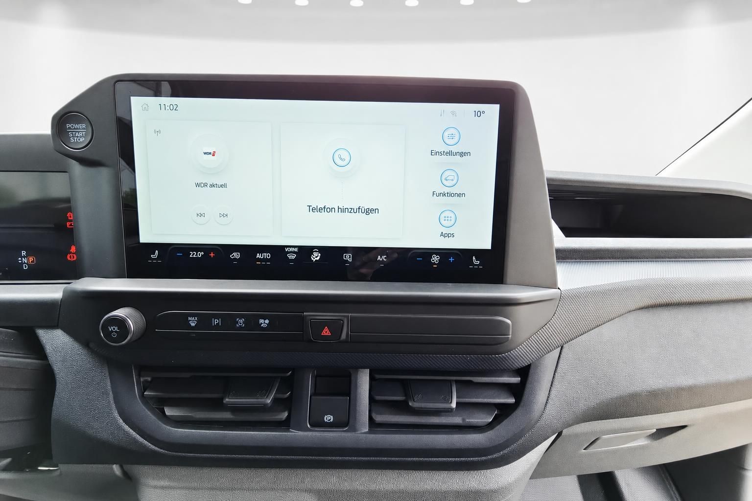 Digitales Cockpit mit Touchscreen-Infotainmentsystem im Fahrzeug