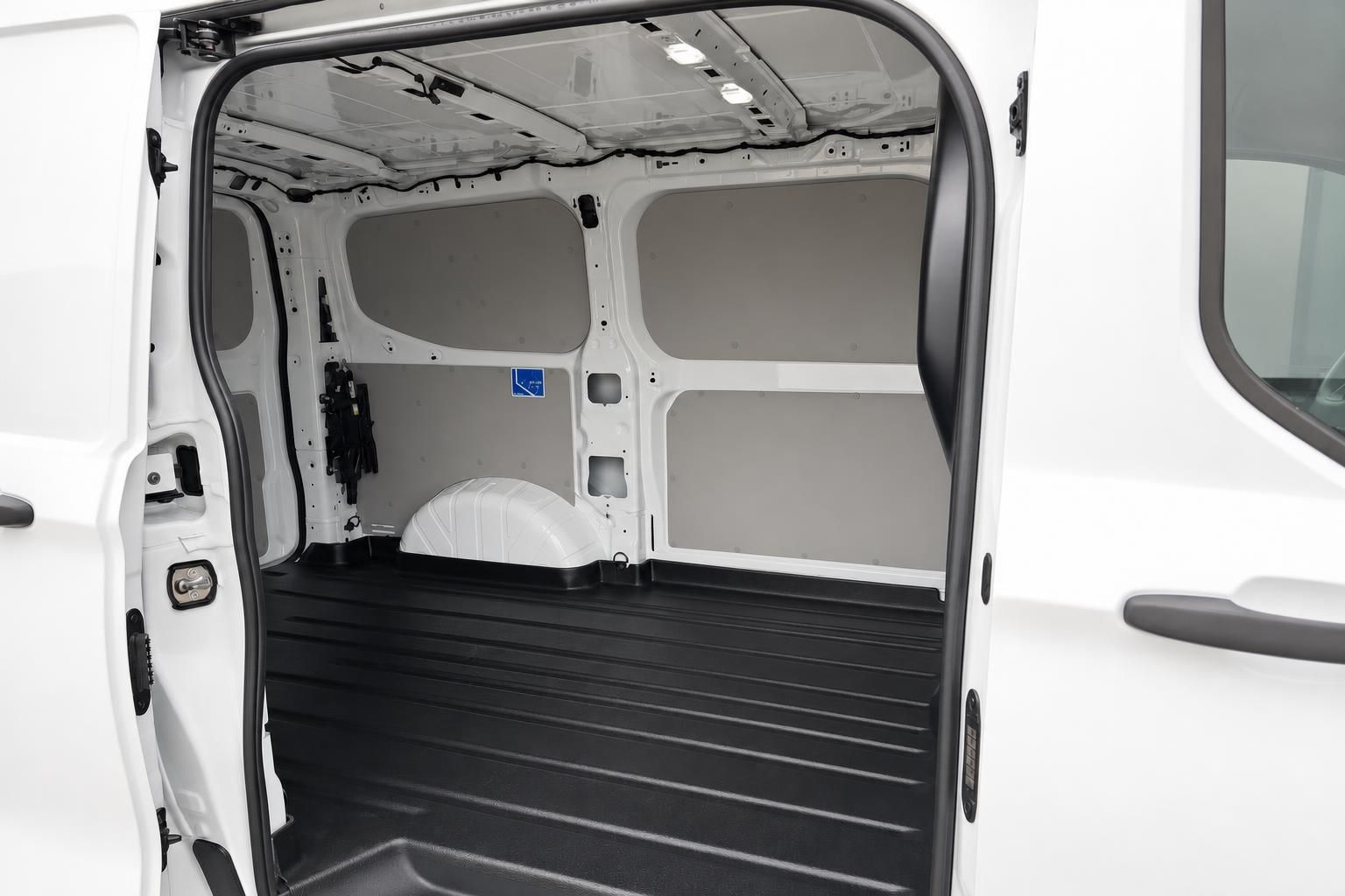 Leerer Laderaum eines weißen Transporters mit offener Schiebetür