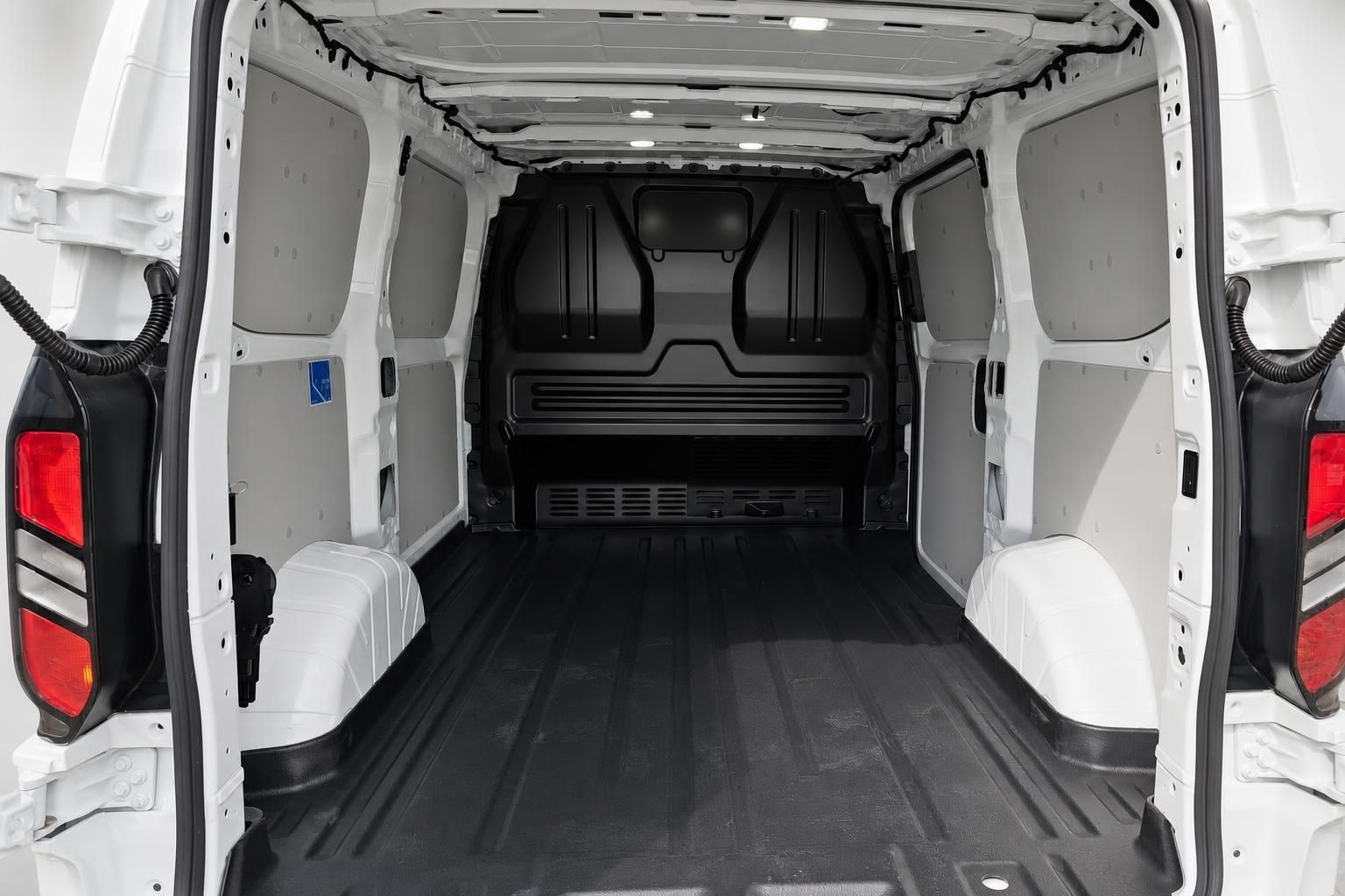 Blick in den leeren Laderaum eines Transporters durch die Hecktüren