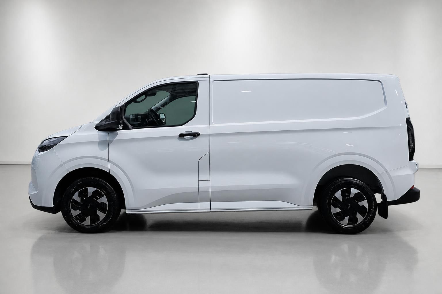 Ford Transit Custom weiß Kastenwagen Seitenansicht im Studio
