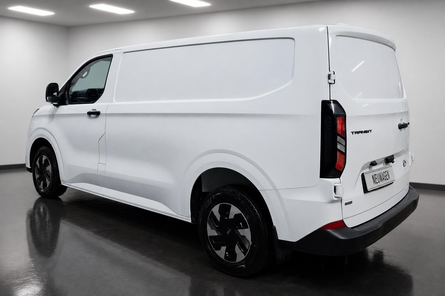 Ford Transit weiß Kastenwagen Heckansicht schräg von hinten
