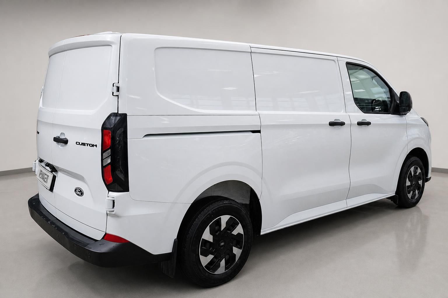 Ford Transit Custom weiß Heckansicht seitlich im Studio