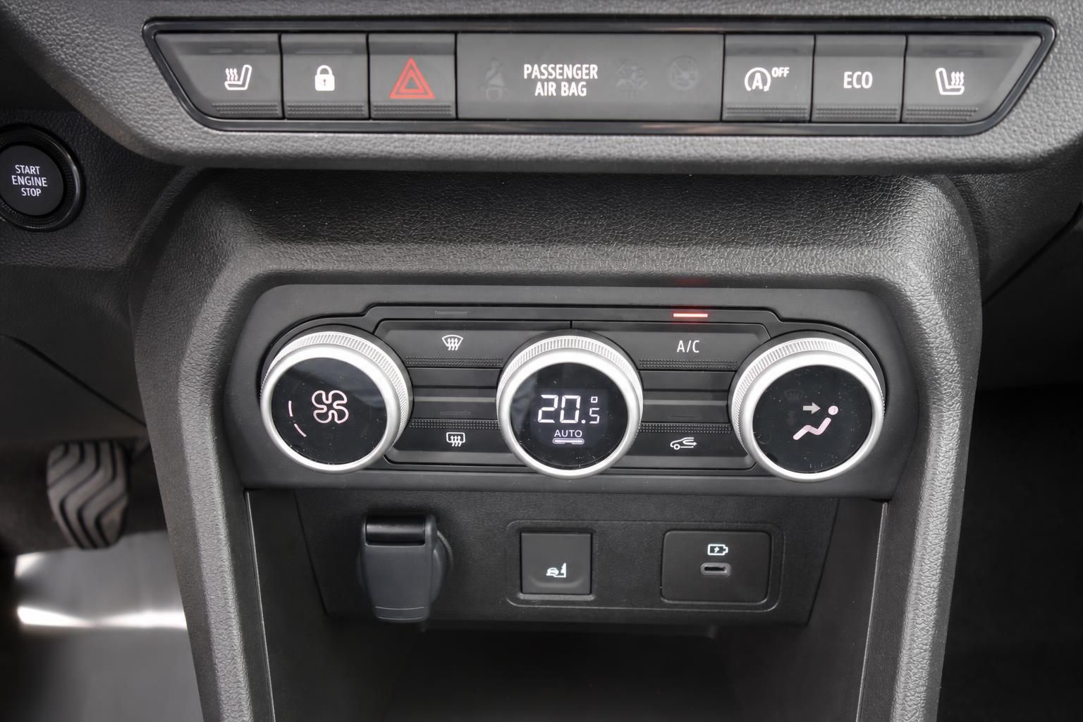 Klimaanlage-Bedienfeld mit digitaler Temperaturanzeige und Funktionstasten im Fahrzeug