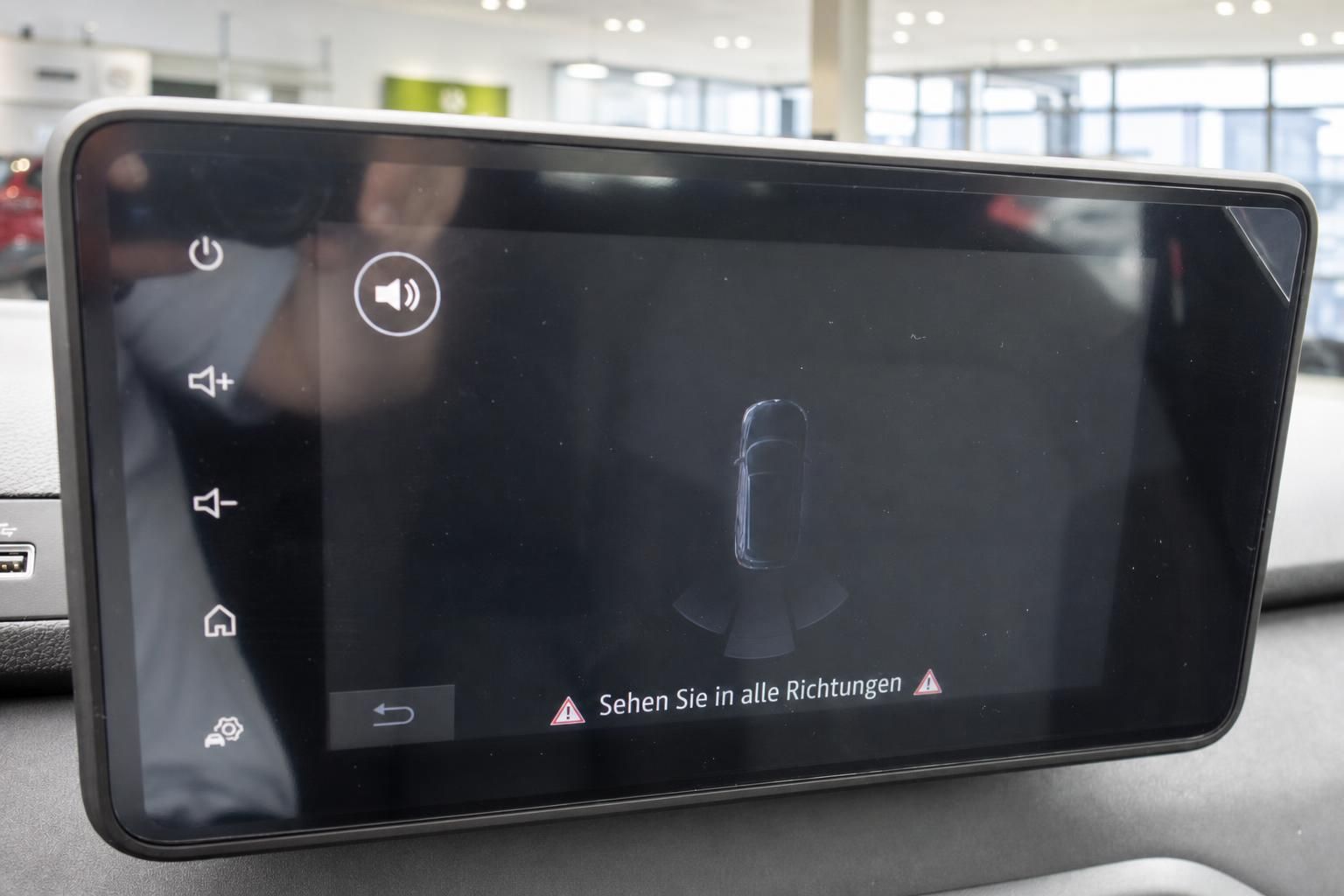 Fahrzeug Infotainment-System Display mit Navigationsoberfläche und Bedienmenü im Armaturenbrett