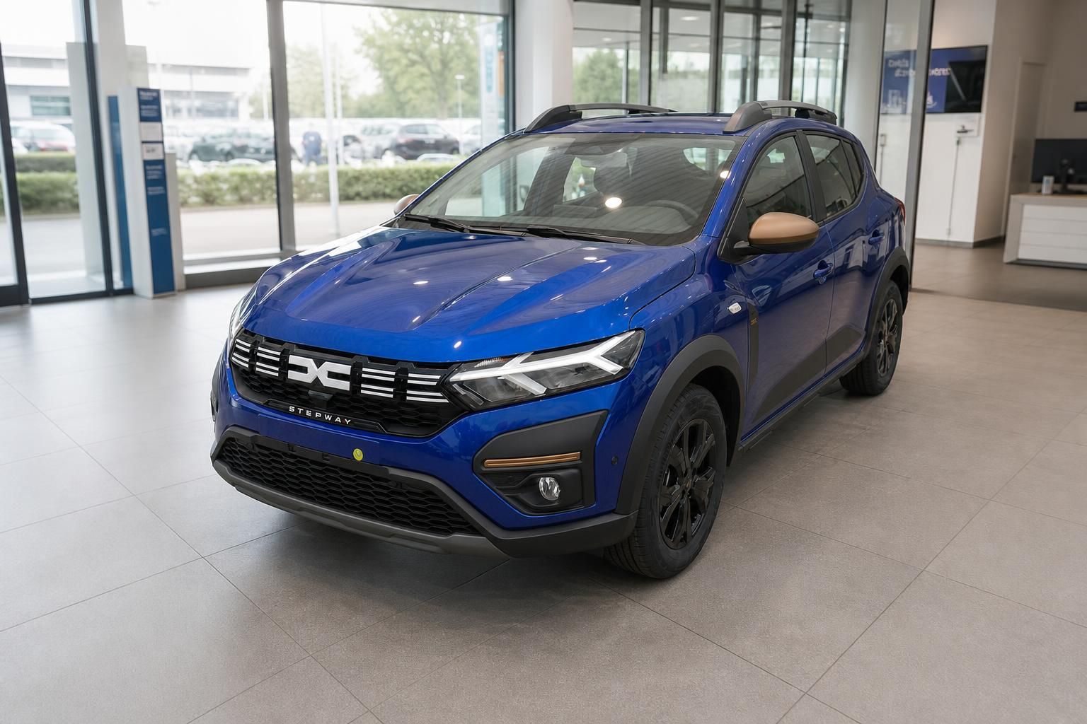 Dacia Stepway blau Frontansicht mit markanter Dacia Kühlergrill im modernen Showroom