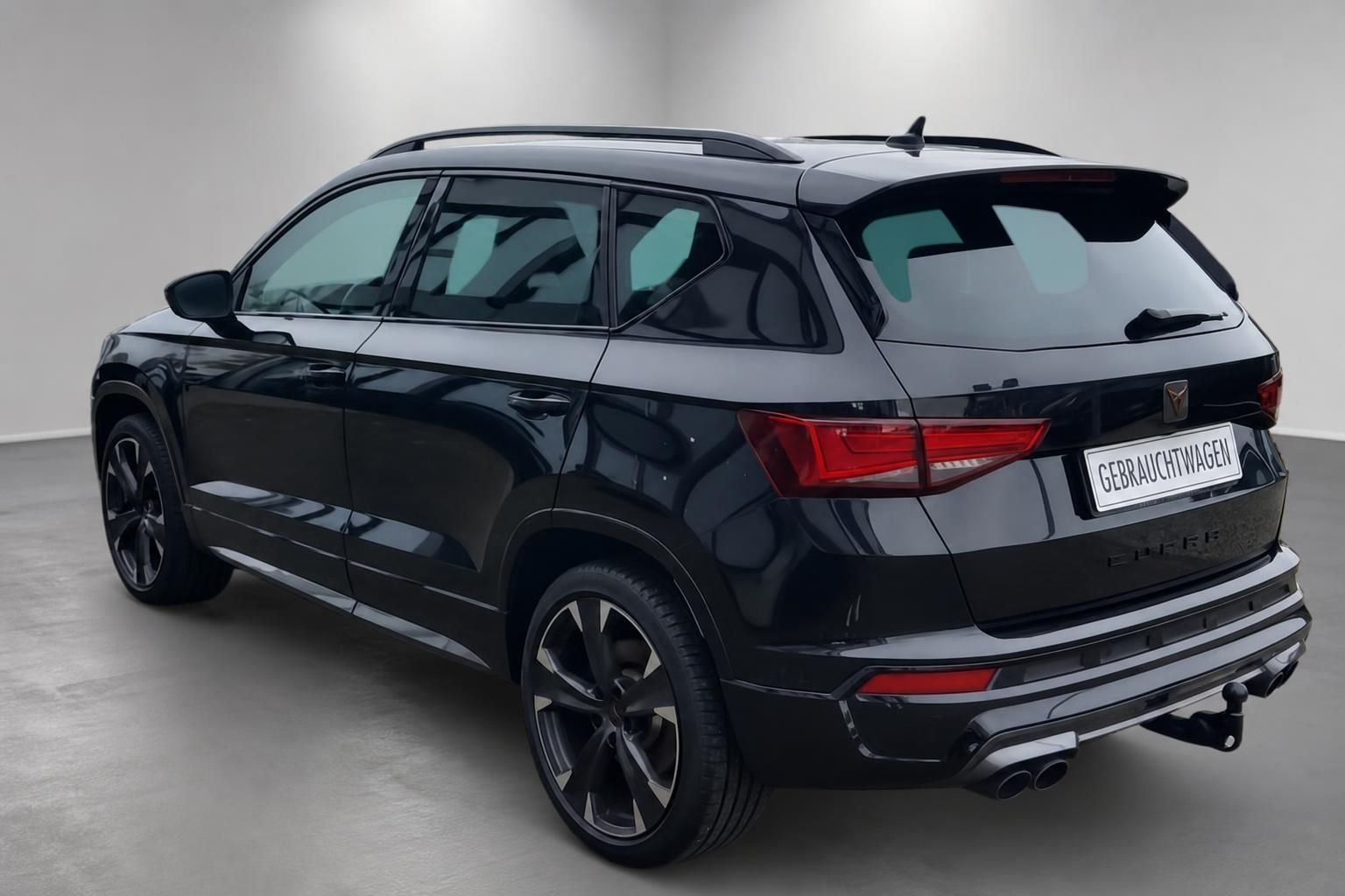 Cupra Ateca schwarz SUV Heckansicht mit Anhängerkupplung im Studio
