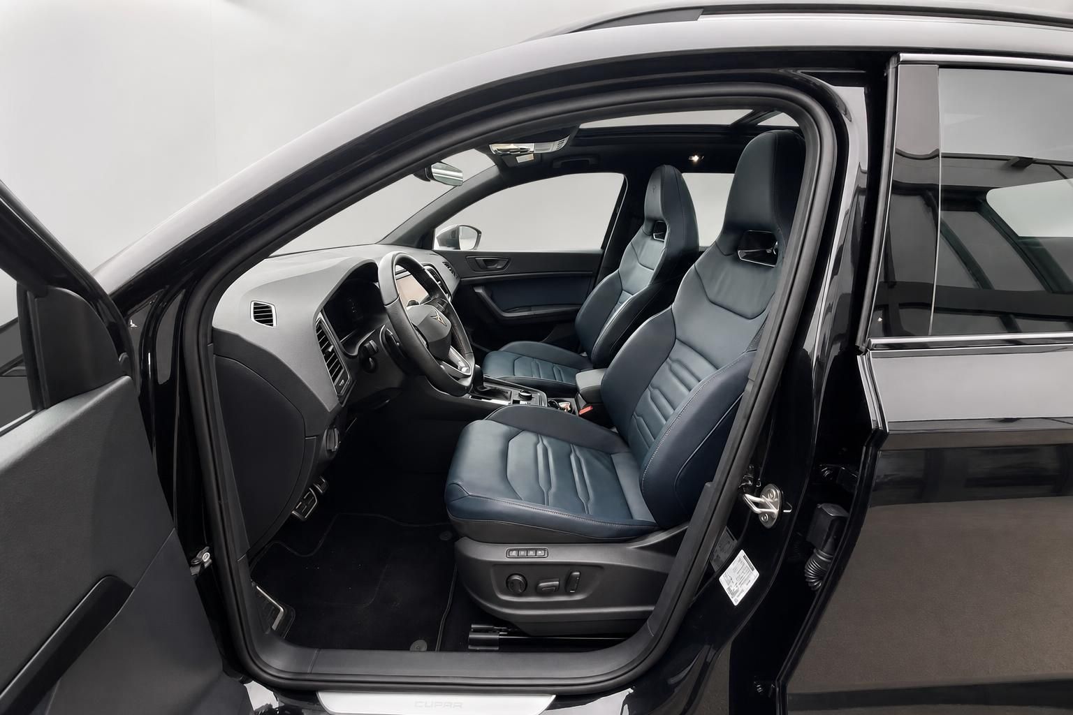 Cupra Ateca Fahrerraum mit schwarzen Ledersitzen und Panoramadach