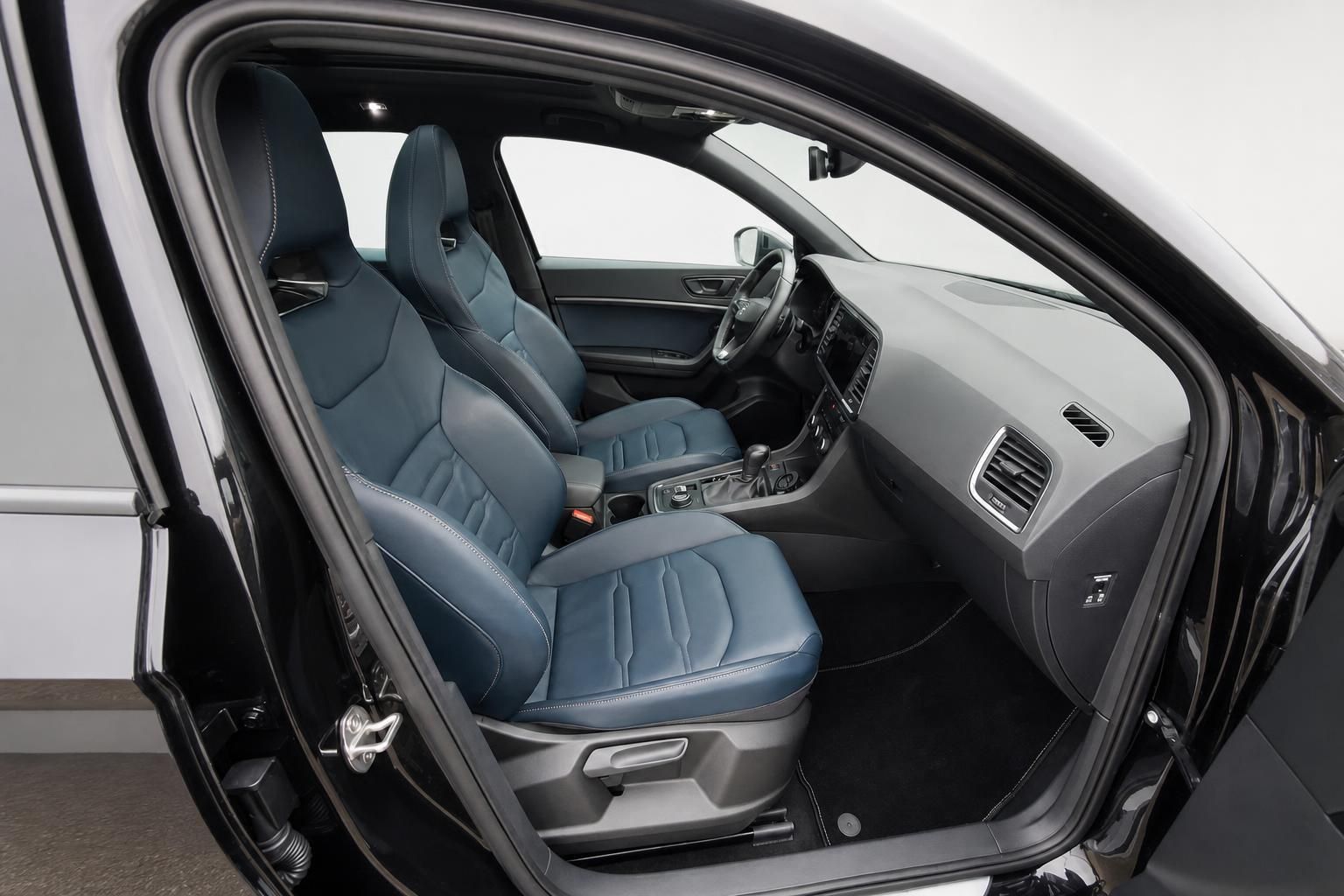Cupra Ateca Innenraum mit blauen Sportsitzen und geöffneter Tür