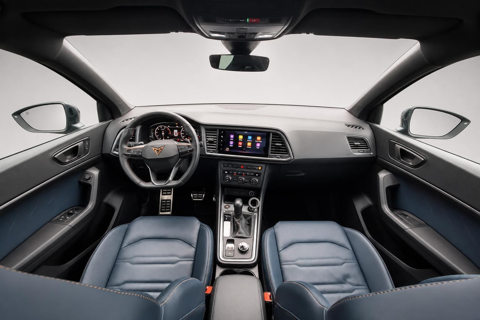Cupra Ateca Innenraum Frontansicht mit Lenkrad und blauen Sitzen
