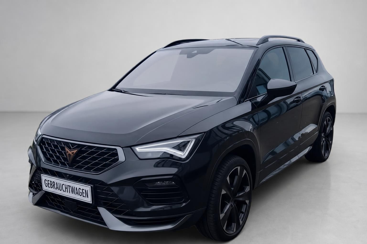 Cupra Ateca schwarz Frontansicht schraeg Gebrauchtwagen Studio