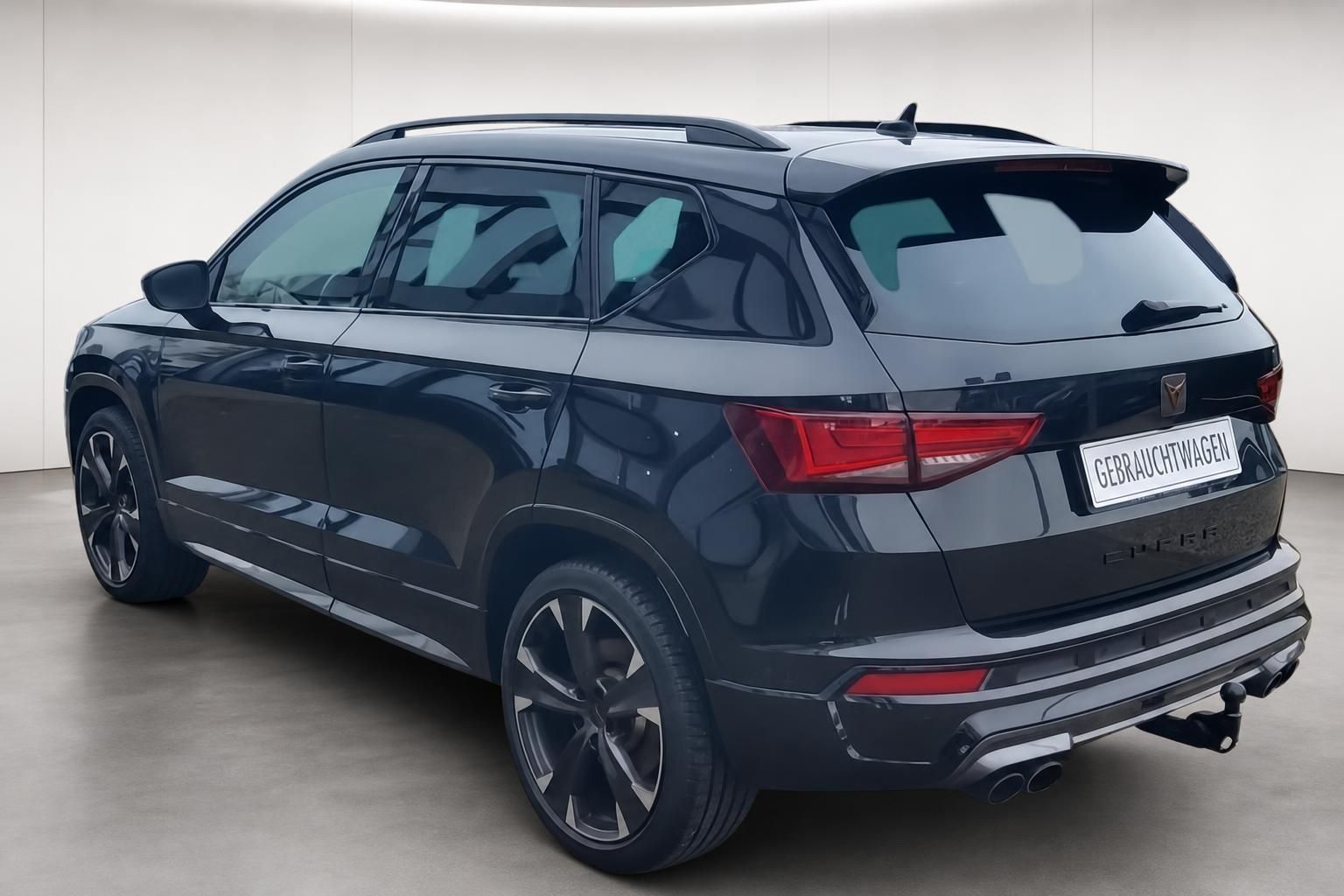 Cupra Ateca schwarz Heckansicht mit Anhaengerkupplung Gebrauchtwagen