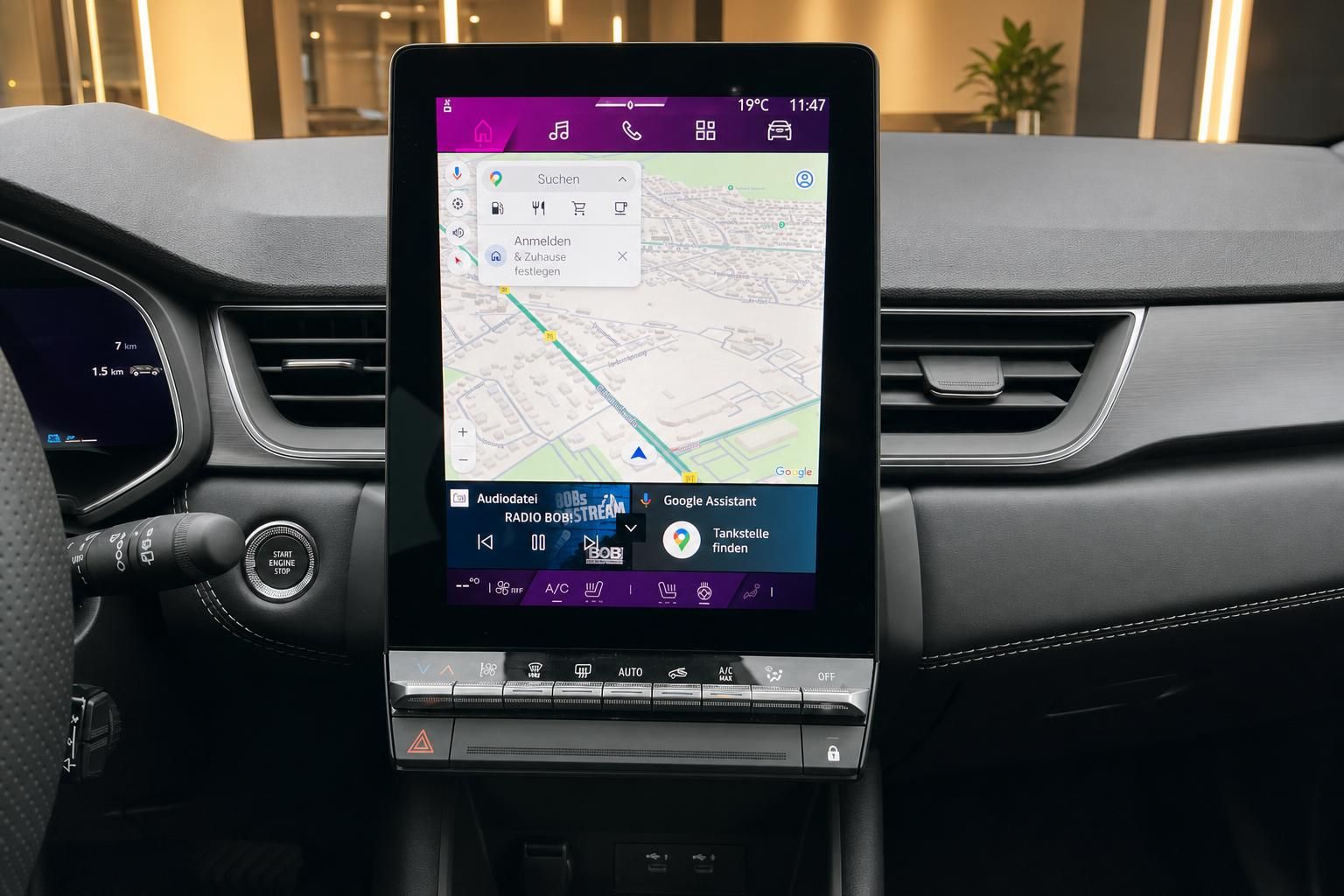 Renault Infotainment-Touchscreen mit Navigation und Google Maps Ansicht
