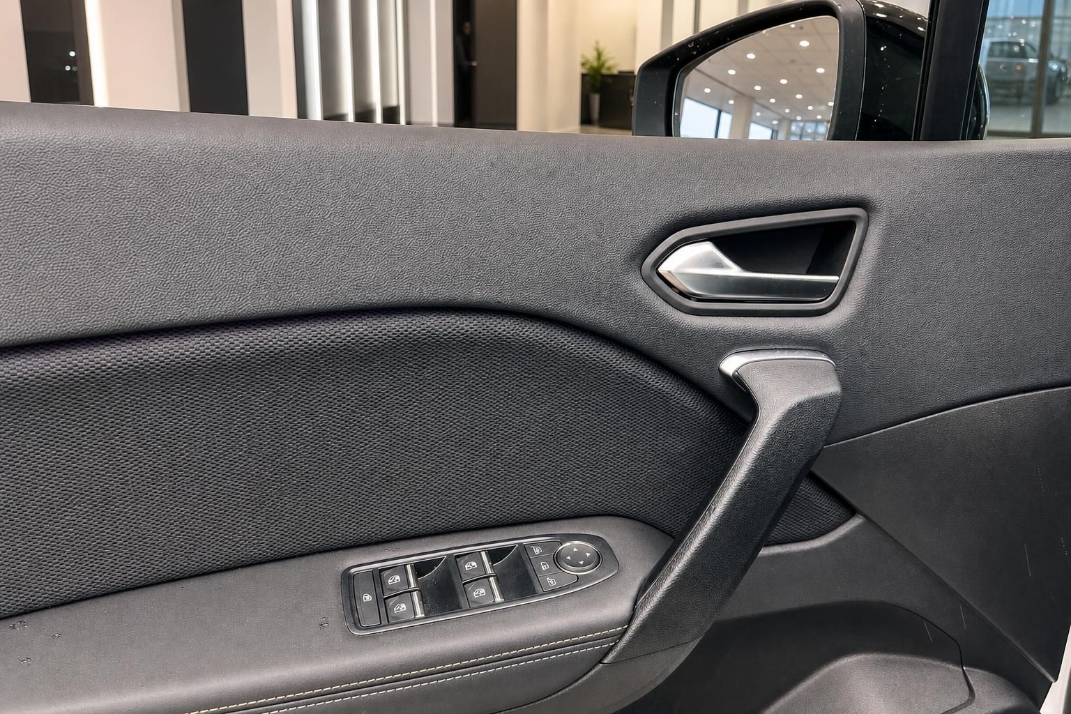 Renault Türverkleidung mit Fensterhebern und Außenspiegel Detailansicht