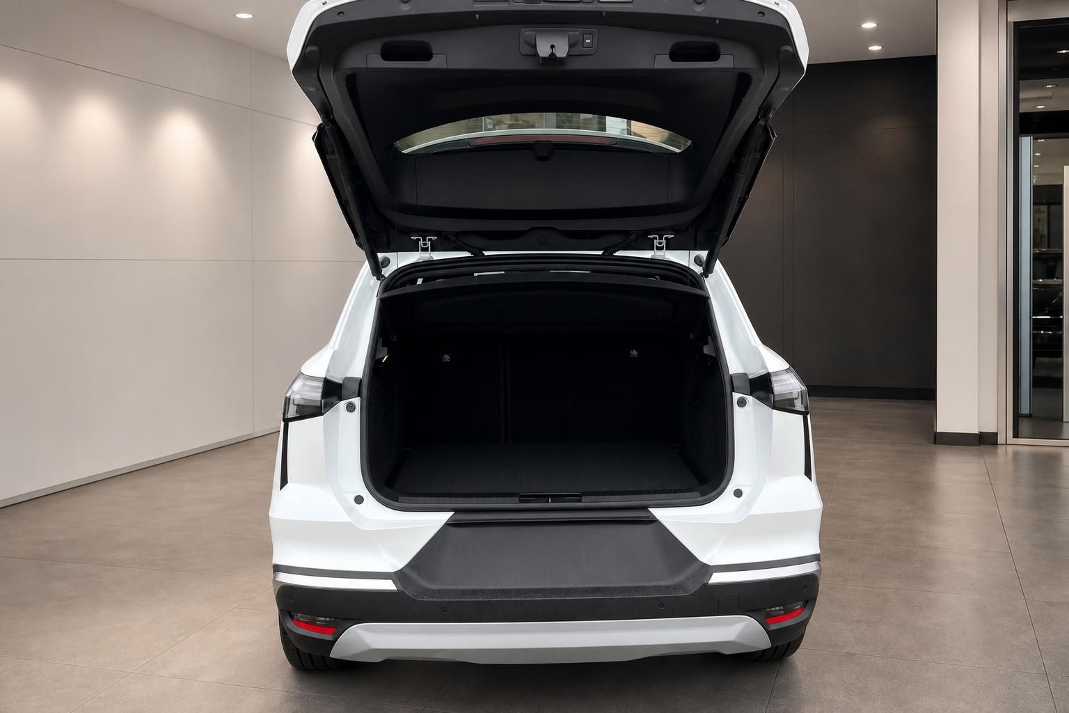Weißes SUV mit geöffneter Heckklappe und großem Kofferraum im Showroom