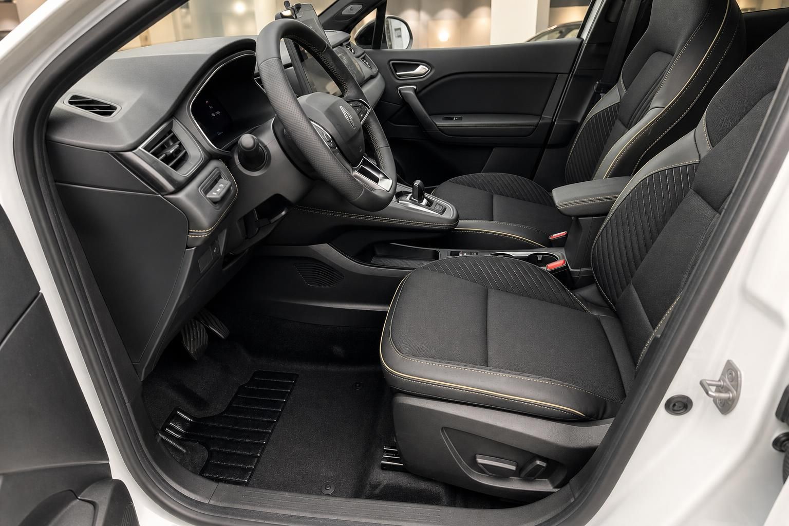 Renault Symbioz Innenraum mit schwarzen Sportsitzen und Cockpit