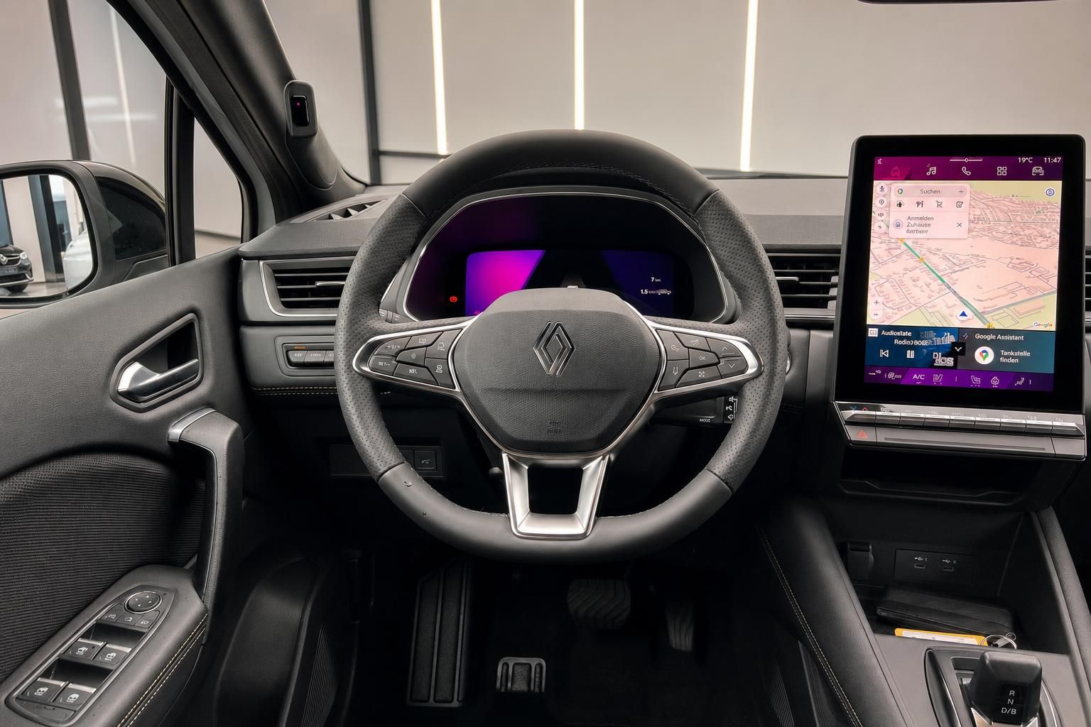 Renault Cockpit mit Lenkrad und Touchscreen-Navigationssystem im Detail