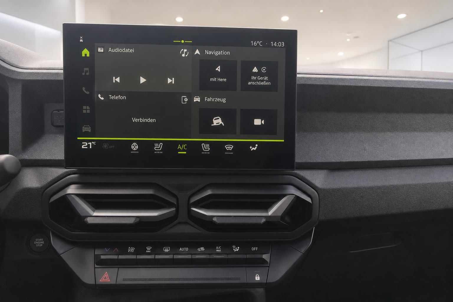 Infotainment-Display mit Klimabedienung im Fahrzeug