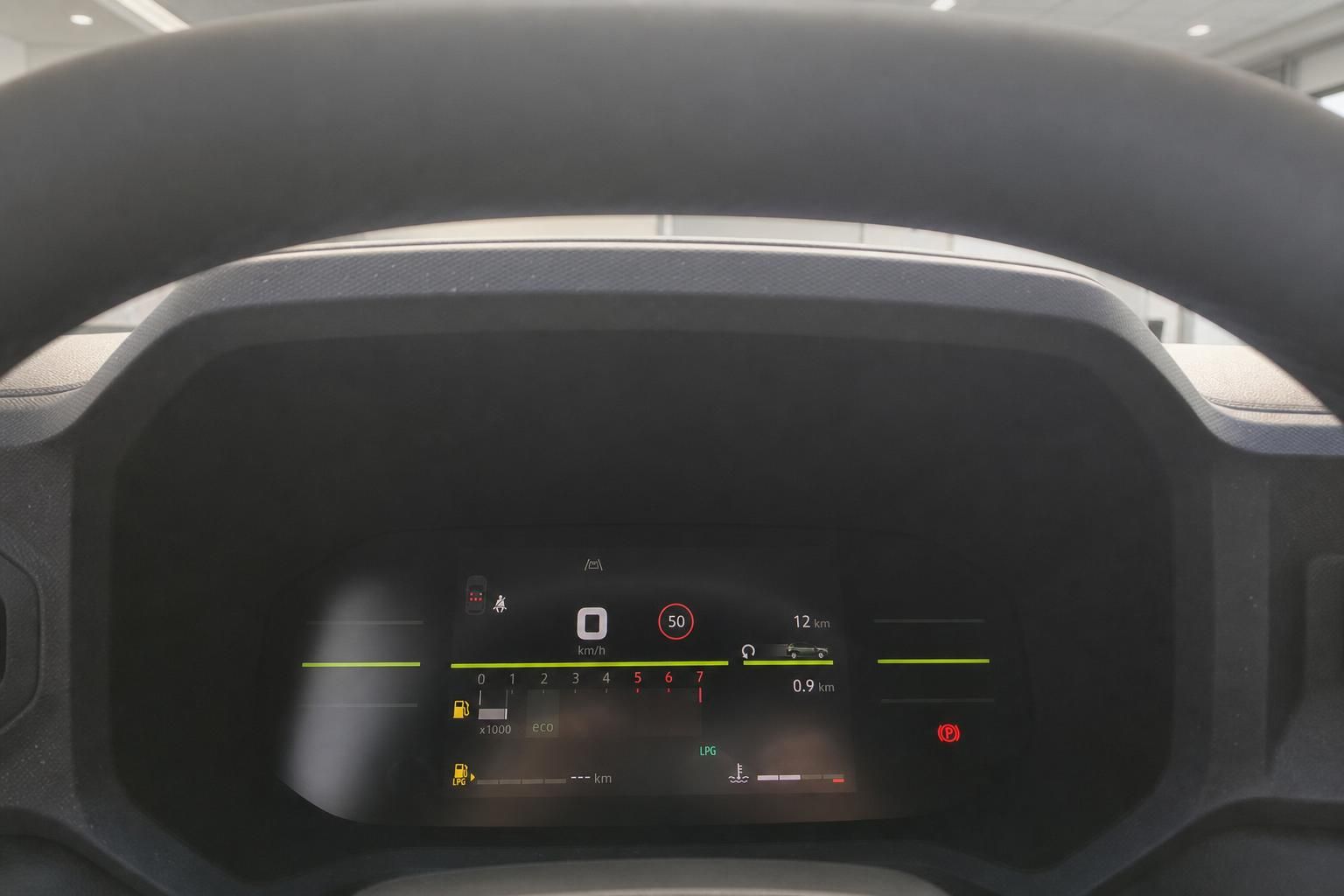 Digitales Kombiinstrument mit Tacho und LPG-Anzeige im Fahrzeug