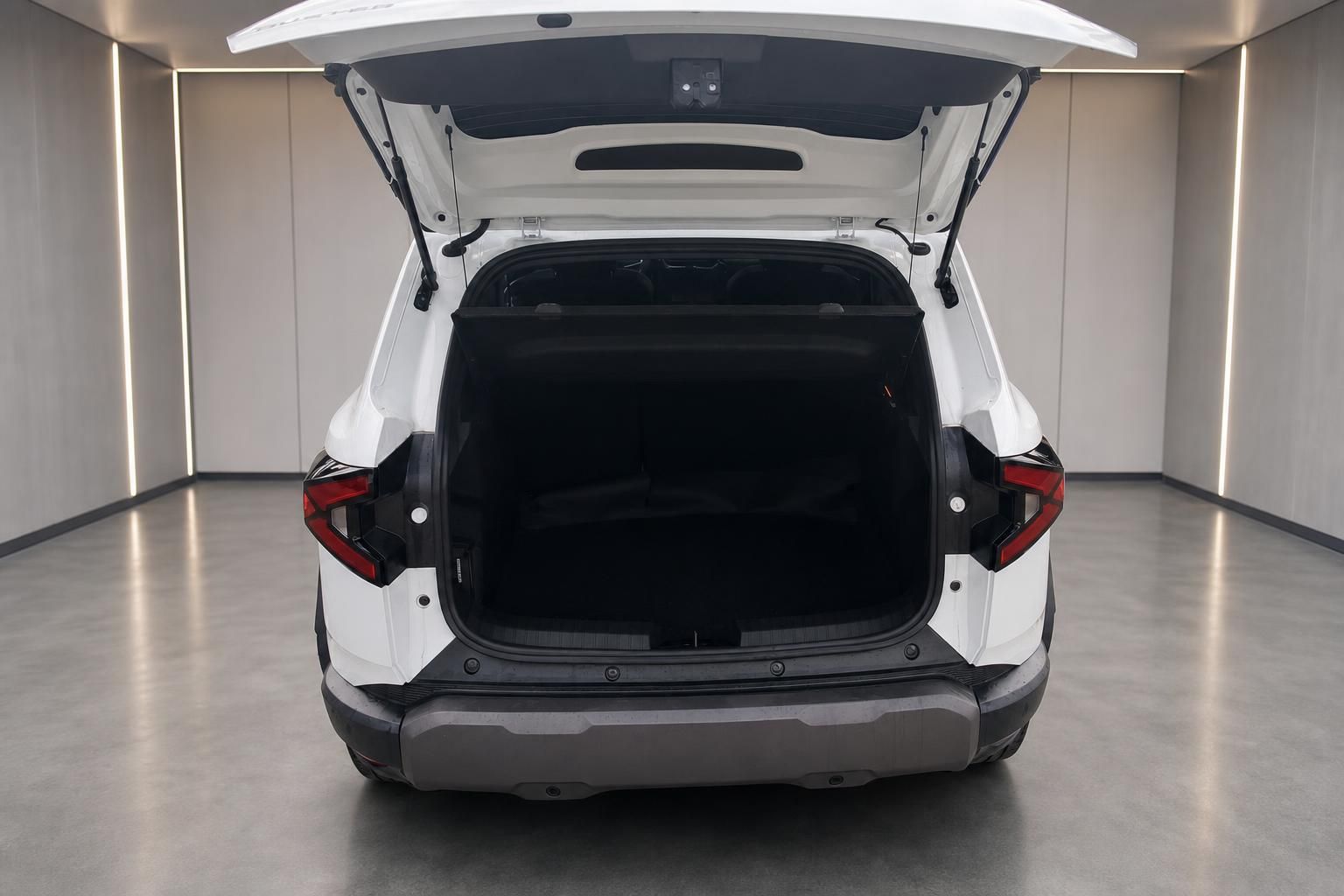 Dacia Duster mit geoeffneter Heckklappe und leerem Kofferraum
