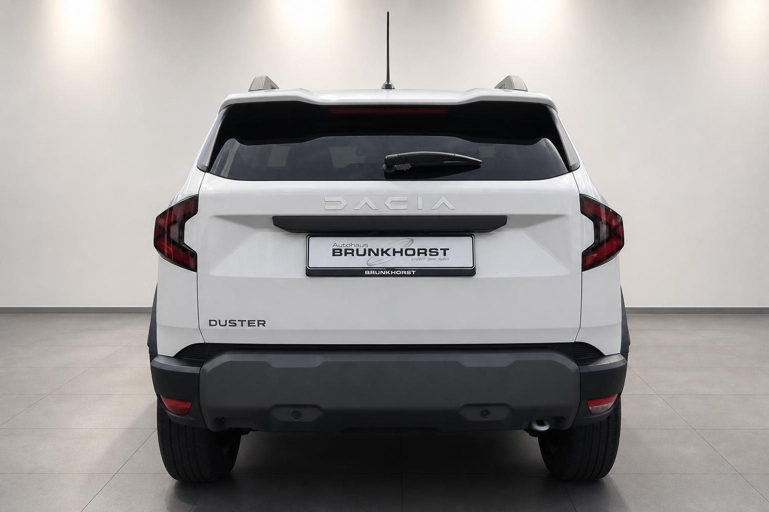 Dacia Duster weiß Heckansicht mit Dacia Schriftzug im Studio