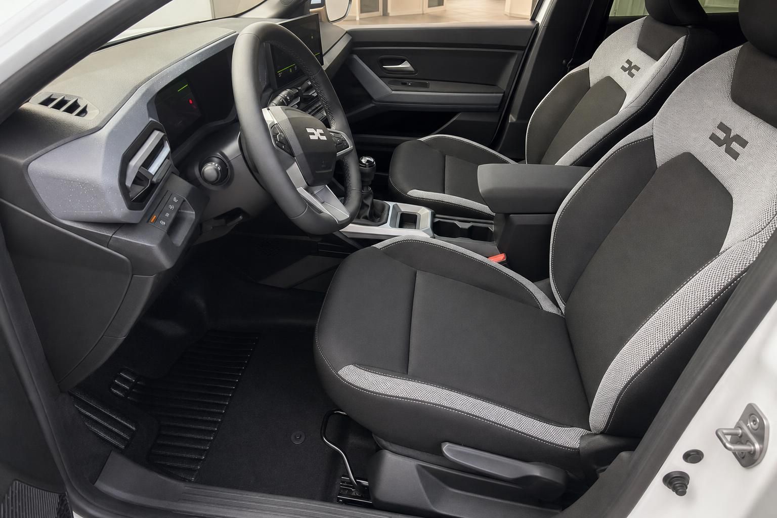 Dacia Duster Innenraum mit Sportsitzen und Schaltgetriebe