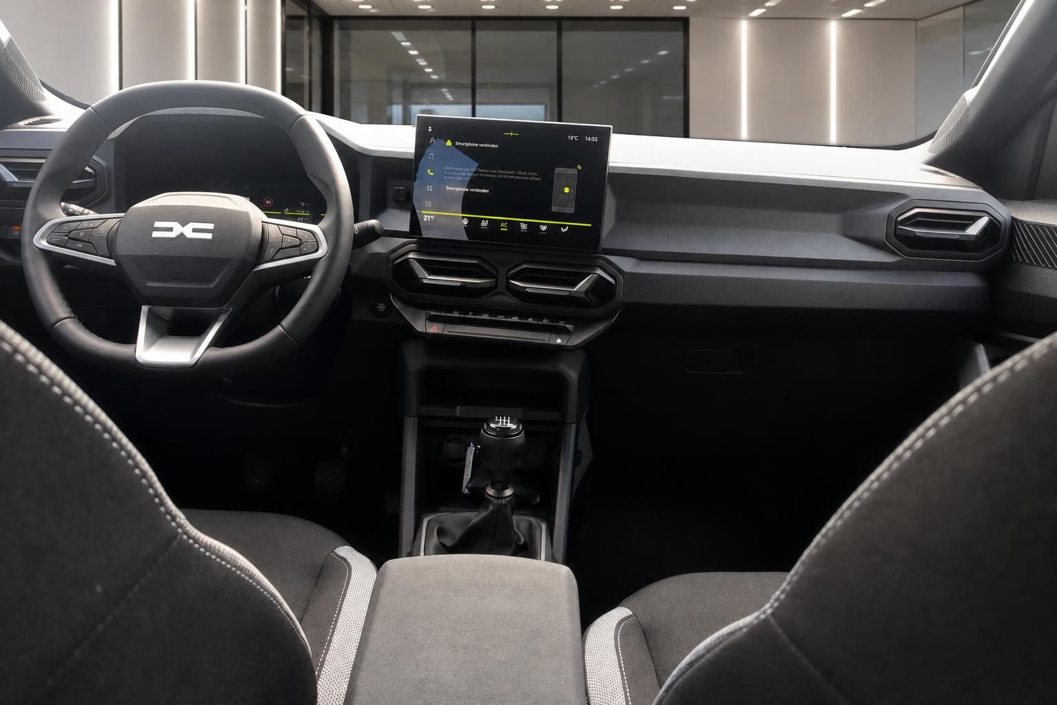 Dacia Duster Cockpit mit Lenkrad und Infotainment-Display