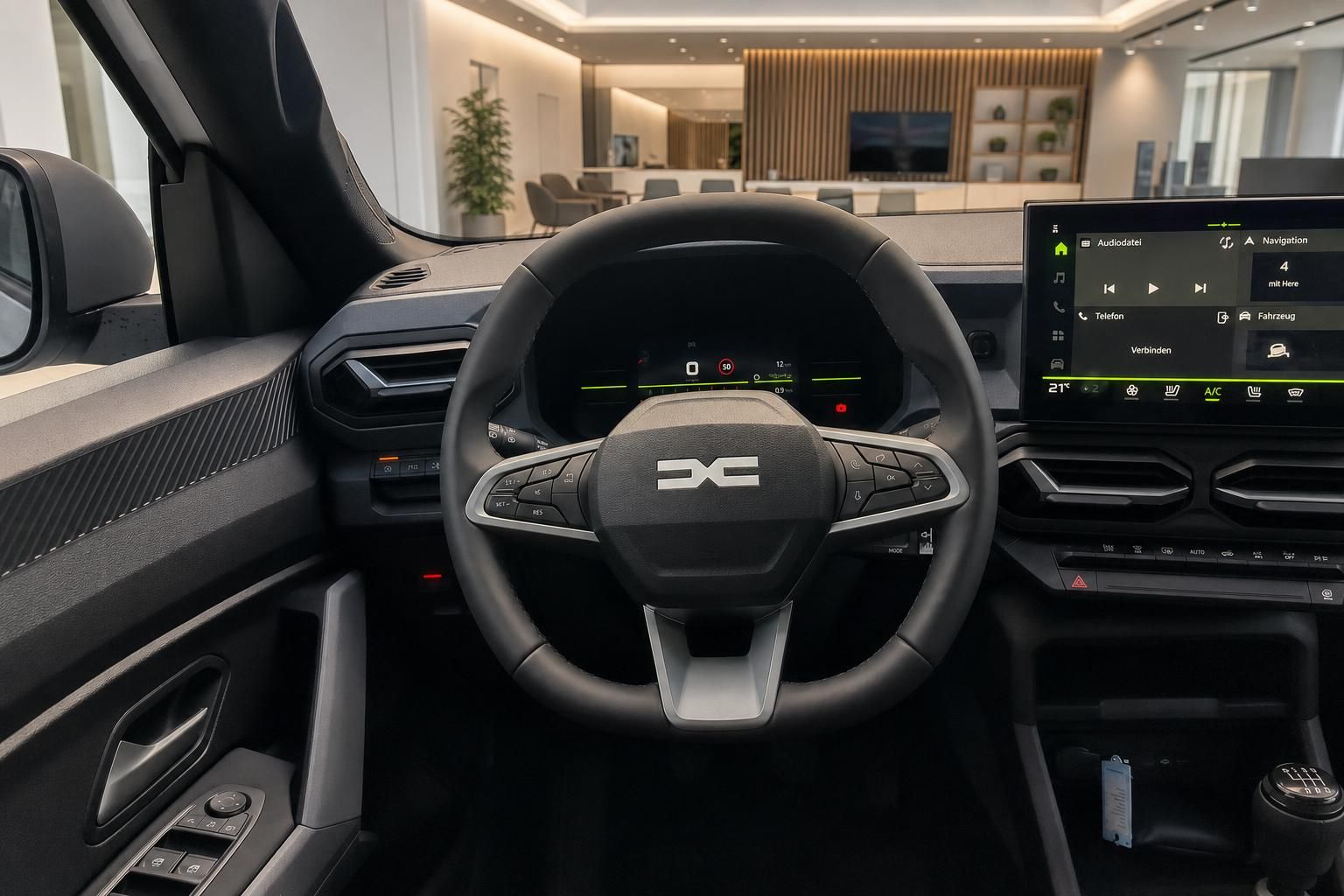 Lenkrad und Cockpit mit Touchscreen im Fahrzeuginnenraum