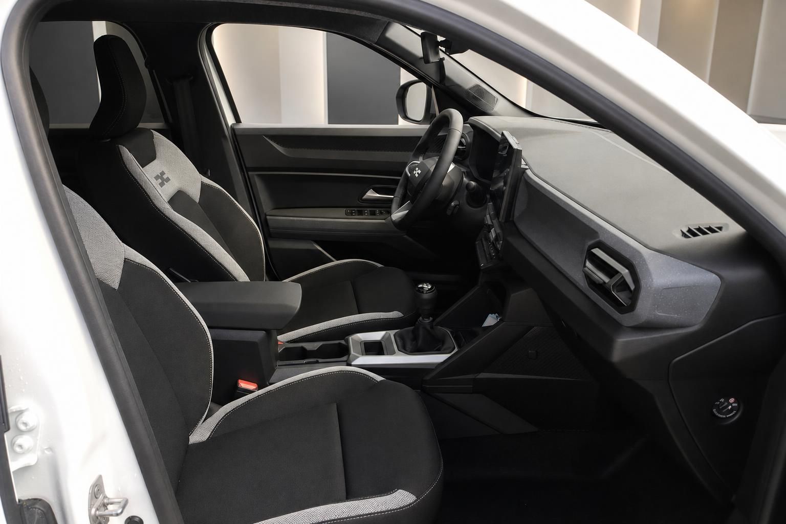 Vordersitze und Cockpit mit Schaltgetriebe im Innenraum