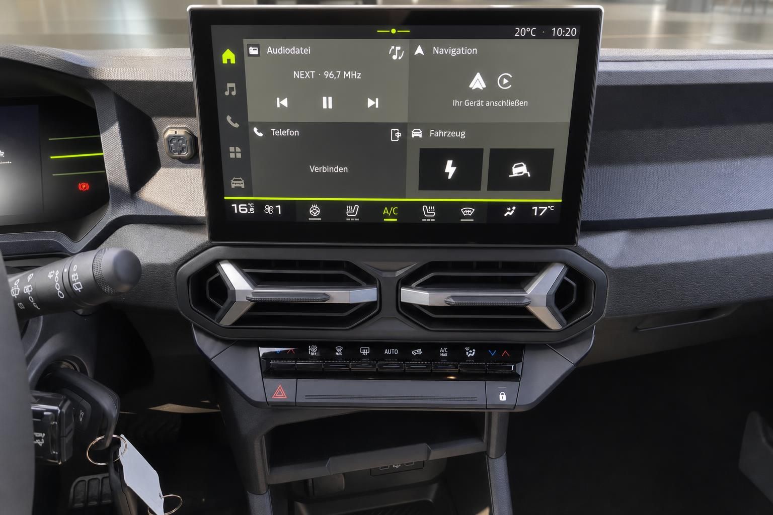 Infotainment-Touchscreen mit Klimabedienung im Fahrzeugcockpit