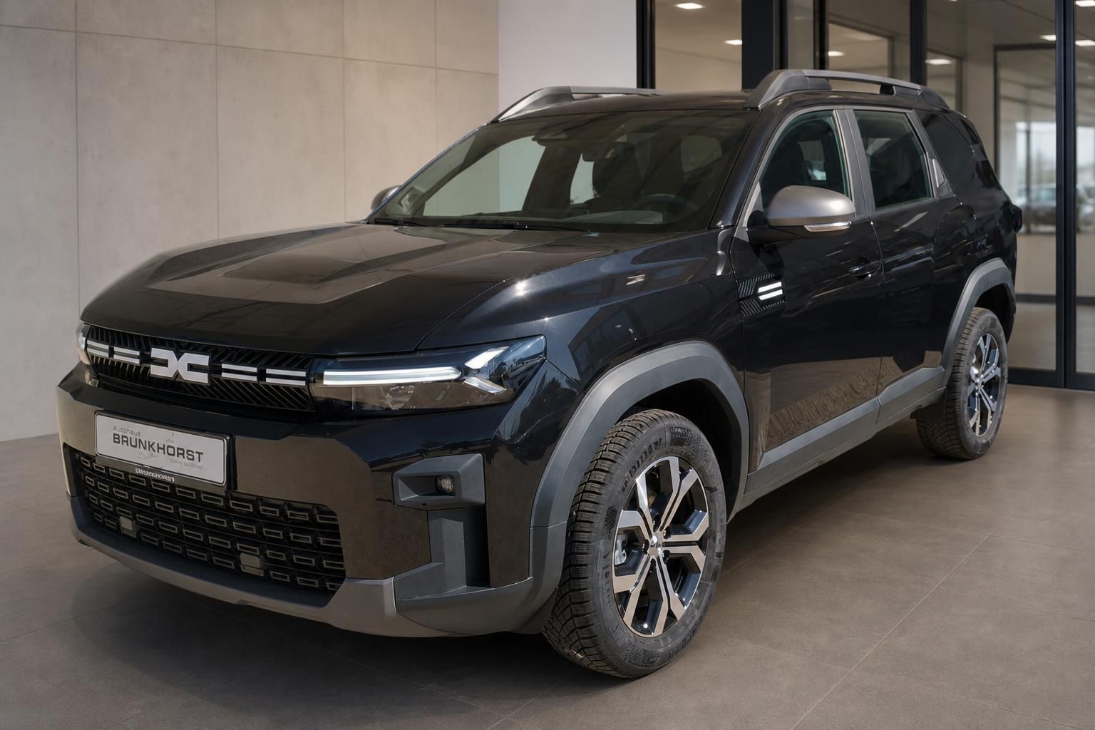 Dacia Bigster in Schwarz, Frontansicht schräg im Autohaus