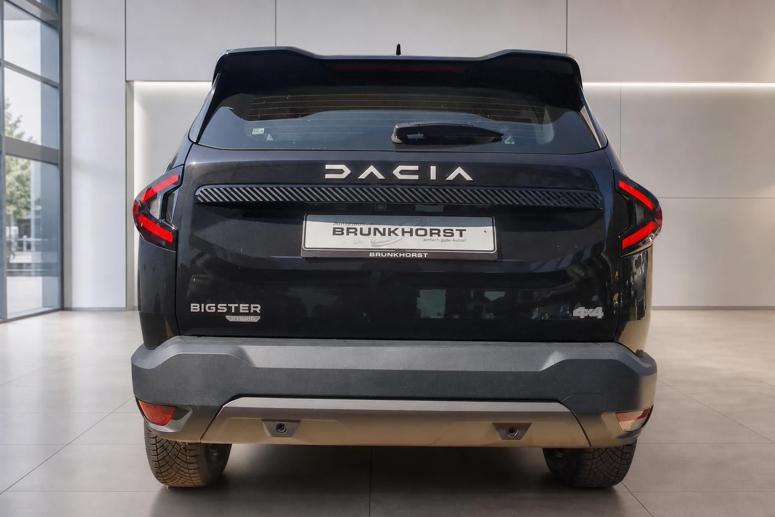 Dacia Bigster Hybrid 4x4, Heckansicht in schwarzer Lackierung