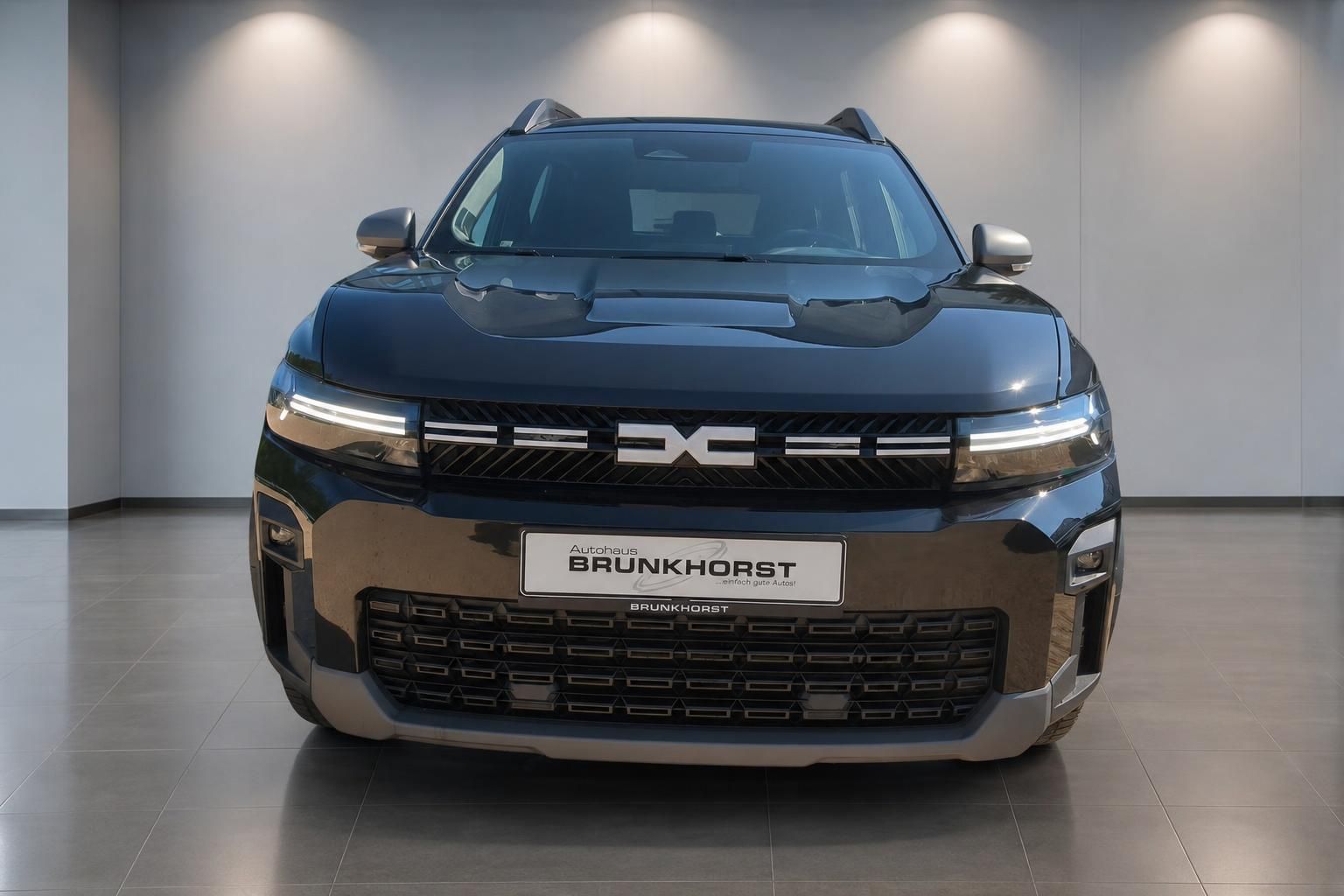 Dacia Bigster, direkte Frontansicht mit Kühlergrill und LED-Licht