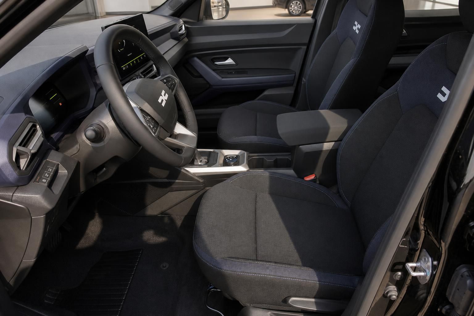 Dacia Bigster Innenraum, Vordersitze und Cockpit im Detail