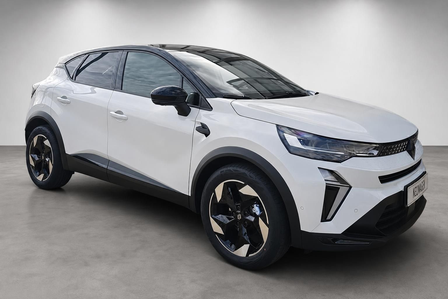 Renault Captur weiss Frontansicht schraeg mit Leichtmetallfelgen
