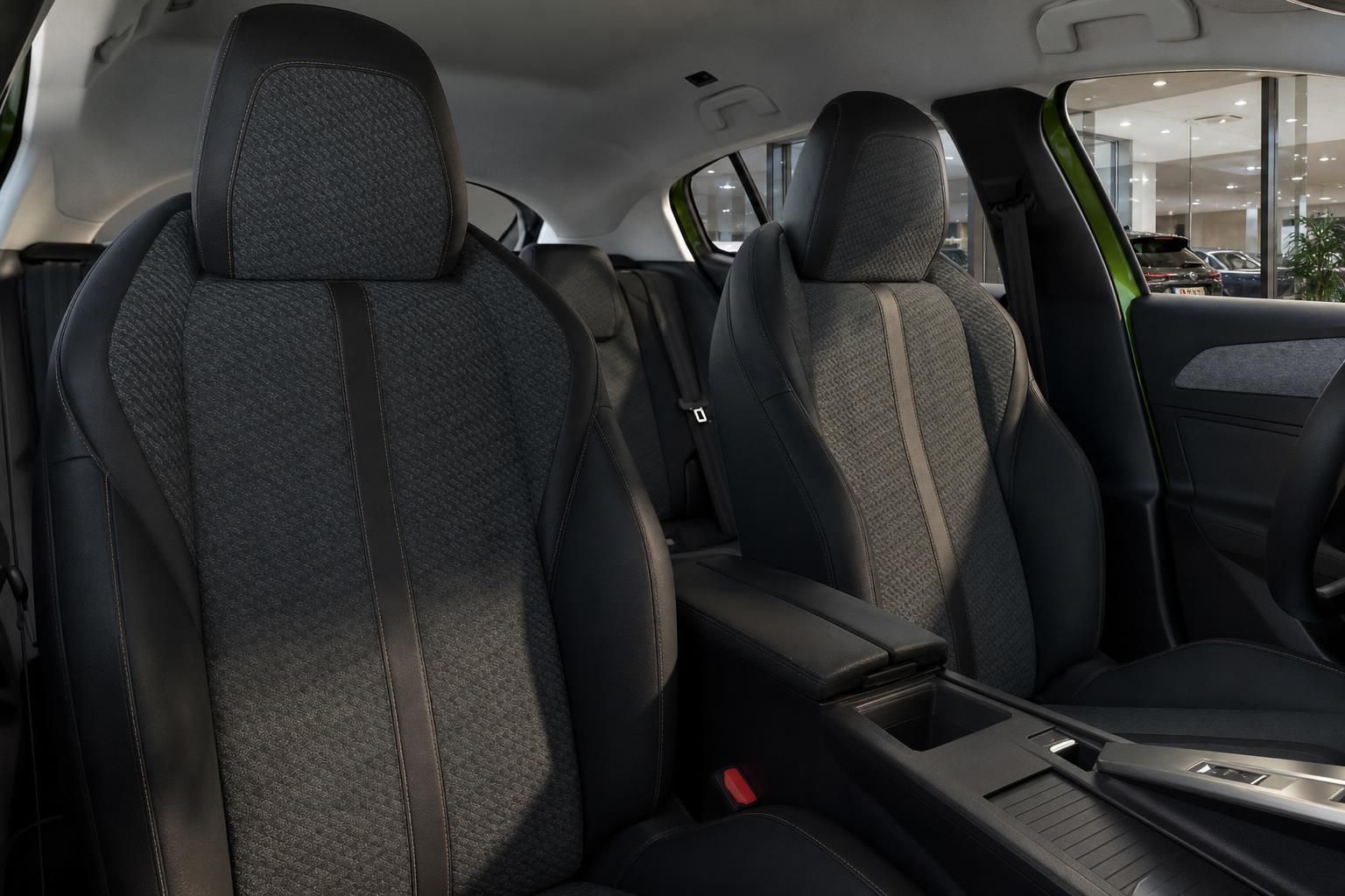 Peugeot E-408 Innenraum mit Vordersitzen und Sitzbezuegen im Detail