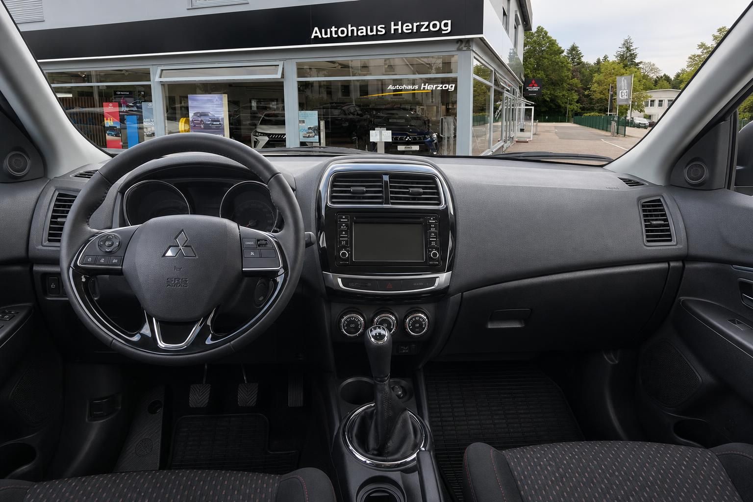 Mitsubishi ASX Cockpit mit Lenkrad, Mittelkonsole, Infotainment und Armaturenbrett