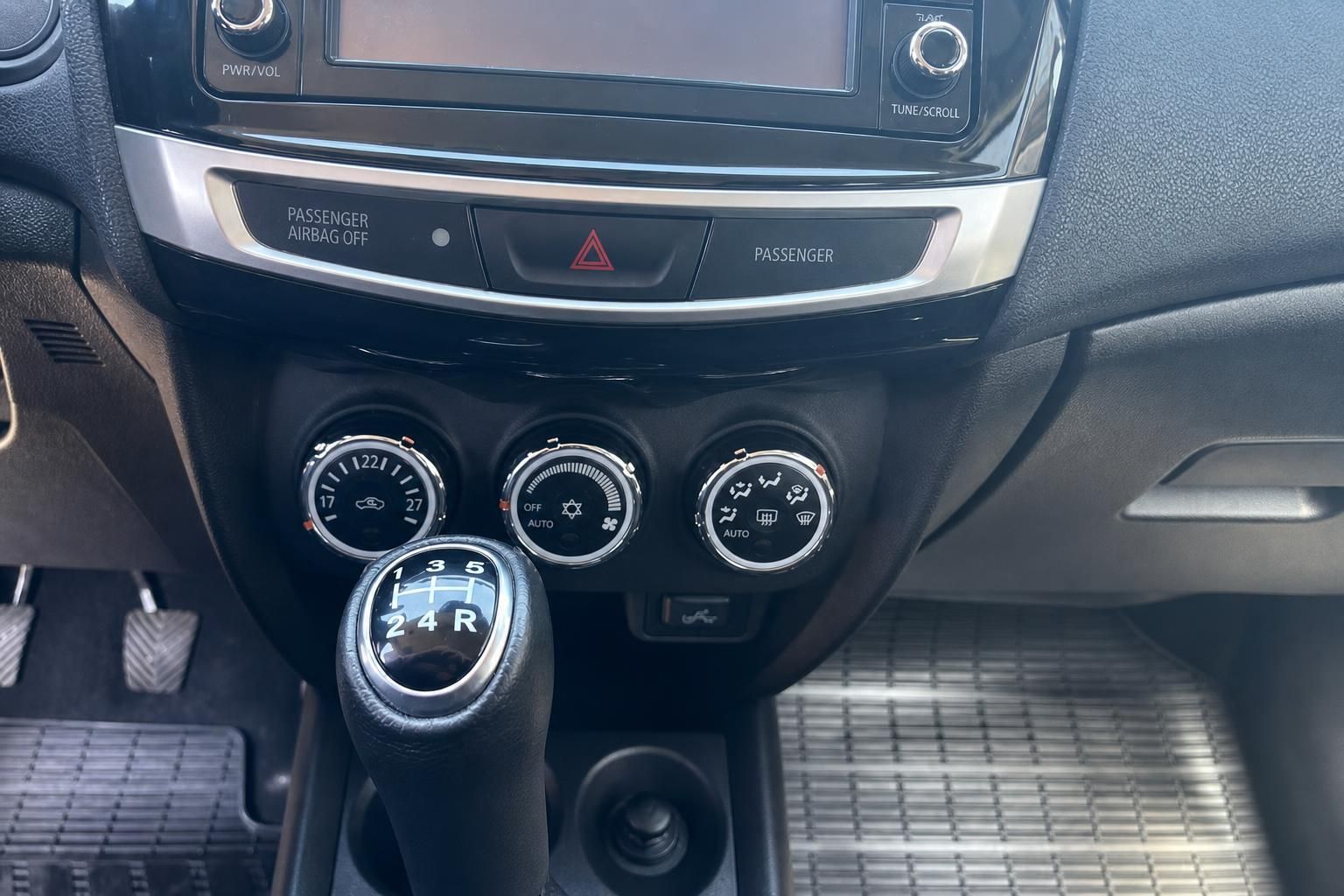 Mitsubishi ASX Innenraum – Mittelkonsole mit Schaltknauf, Klimabedienung und Infotainment-Display