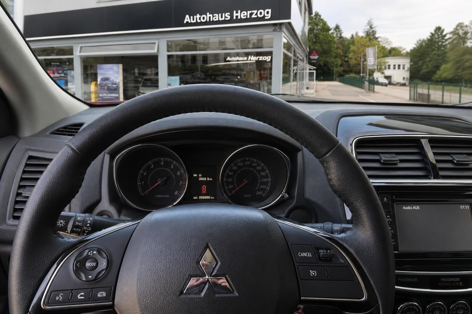 Mitsubishi ASX Cockpit – Lenkrad mit Logo, Tacho und Drehzahlmesser, Blick auf Autohaus Herzog