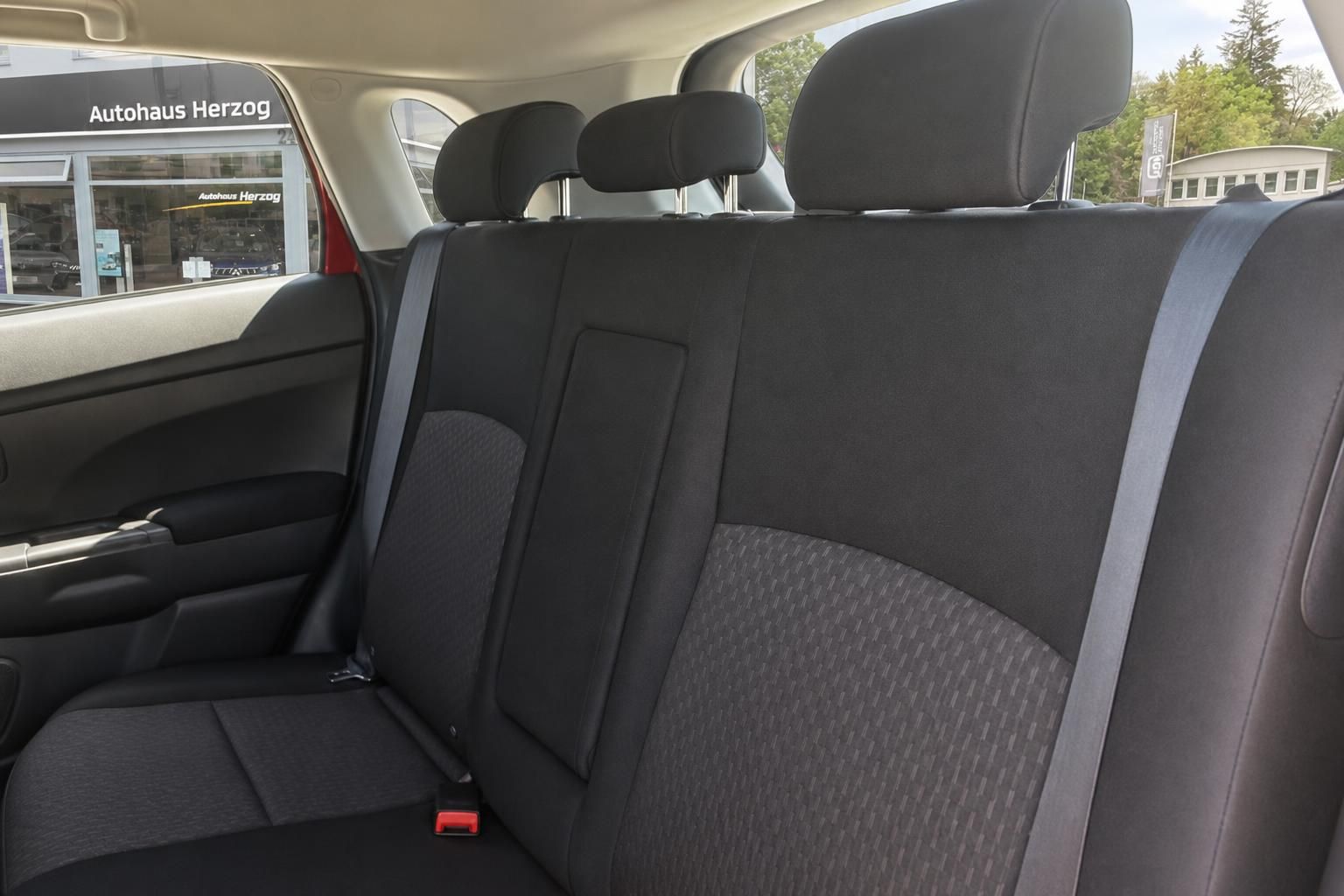 Mitsubishi ASX Rücksitzbank – schwarze Stoffsitze mit Kopfstützen, geräumiges Platzangebot hinten