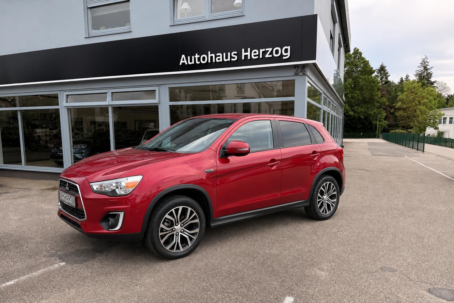 Mitsubishi ASX rot – Schrägansicht von vorne links, SUV vor Autohaus Herzog