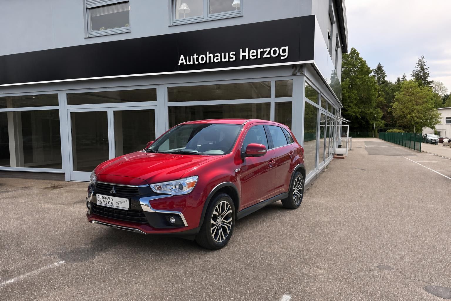 Mitsubishi ASX rot Frontansicht schräg links vor Autohaus Herzog – SUV Gebrauchtwagen